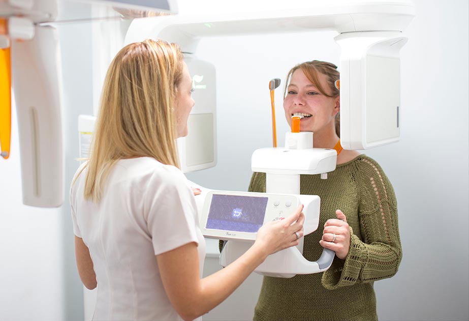 Realización de una radiografía dental a una mujer en la Clínica Dental Espinardo