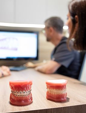 Doctores trabajando en tratamiento de ortodoncia