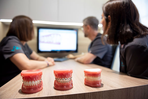 equipo de la clínica dental trabajando en tratamiento de ortodoncia