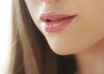 Parte inferior del rostro femenino con labios voluminosos